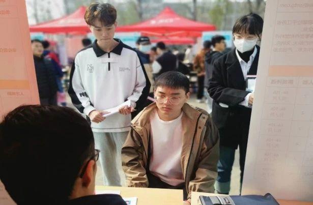 抢抓春招“黄金季” 招才引智不停歇1.jpg