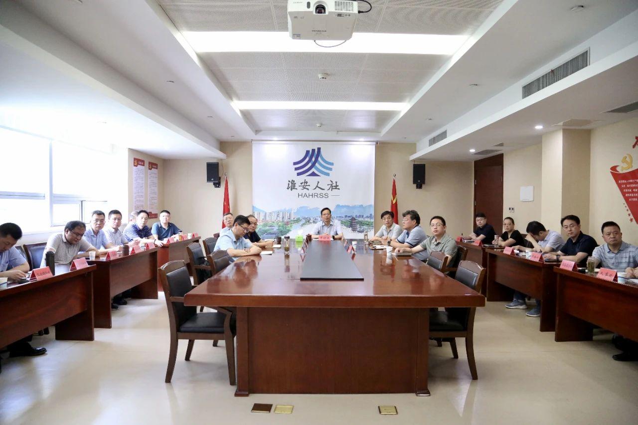 市人社局组织收听收看省厅走进《政风热线》直播节目.jpg