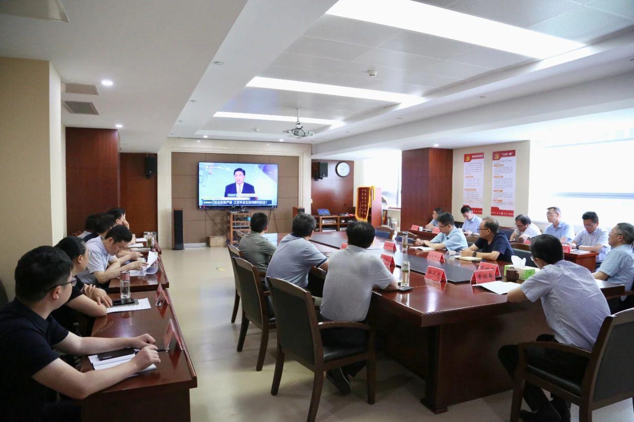 市人社局组织收听收看省厅走进《政风热线》直播节目2.jpg