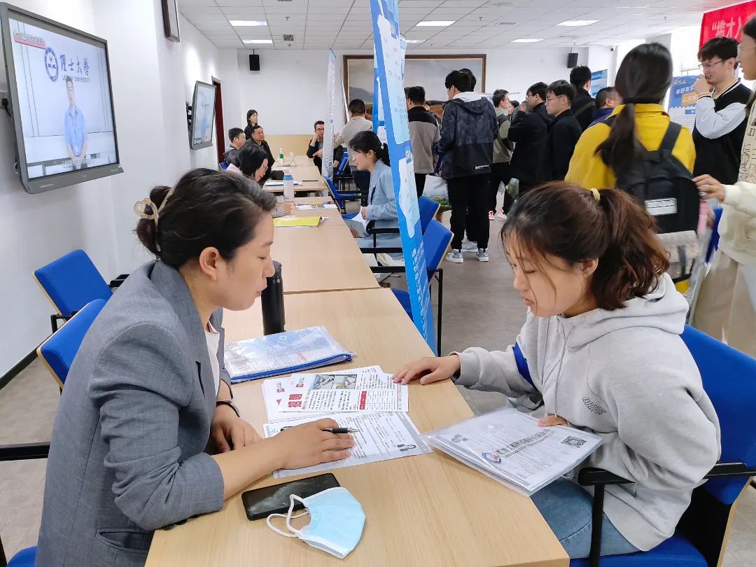 向海而行 “淮”抱未来——青岛大学“揽才入淮 共赢未来”城市宣介会暨综合性人才招聘活1.jpg