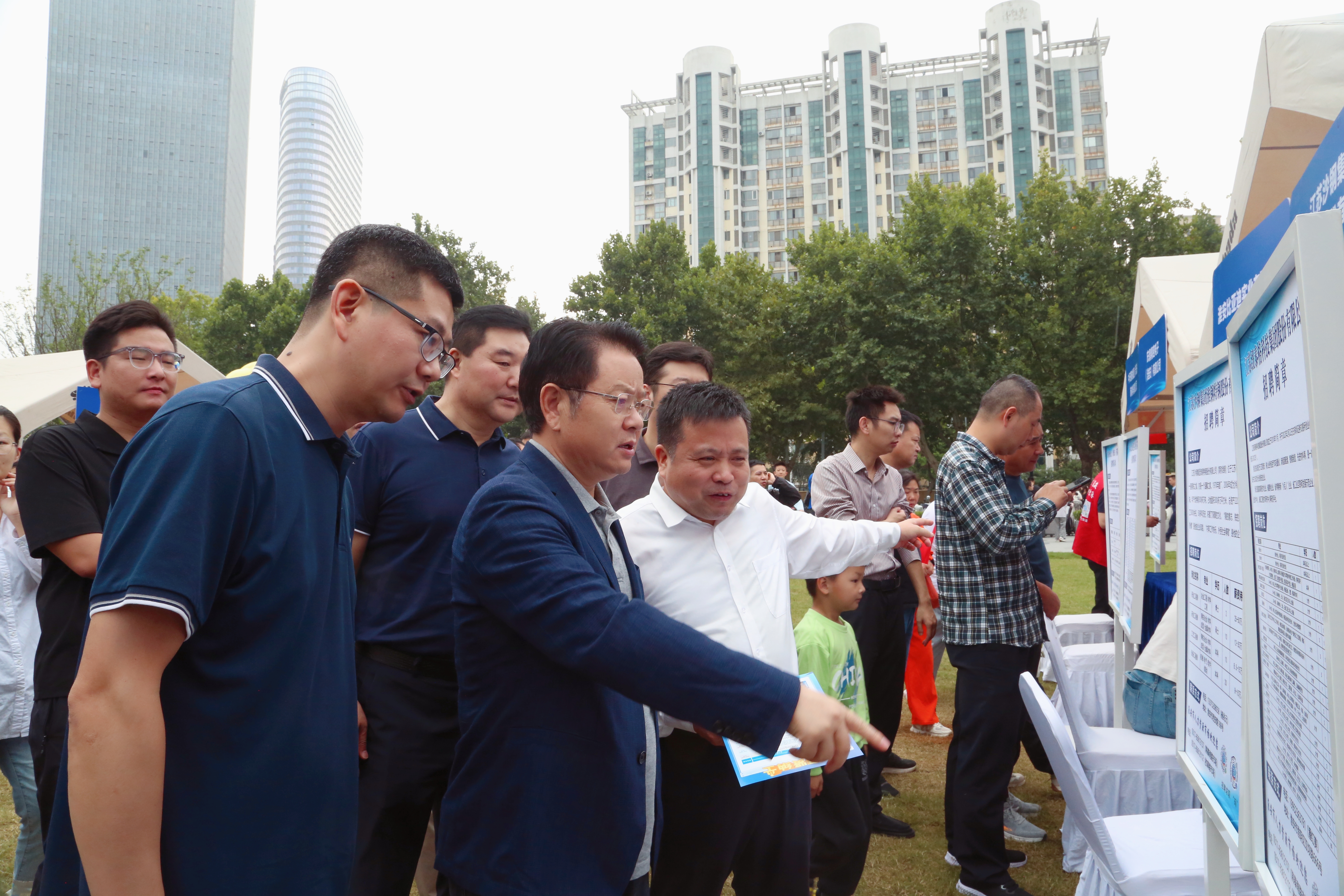 “双节同庆促就业 人社服务惠民生”——淮...