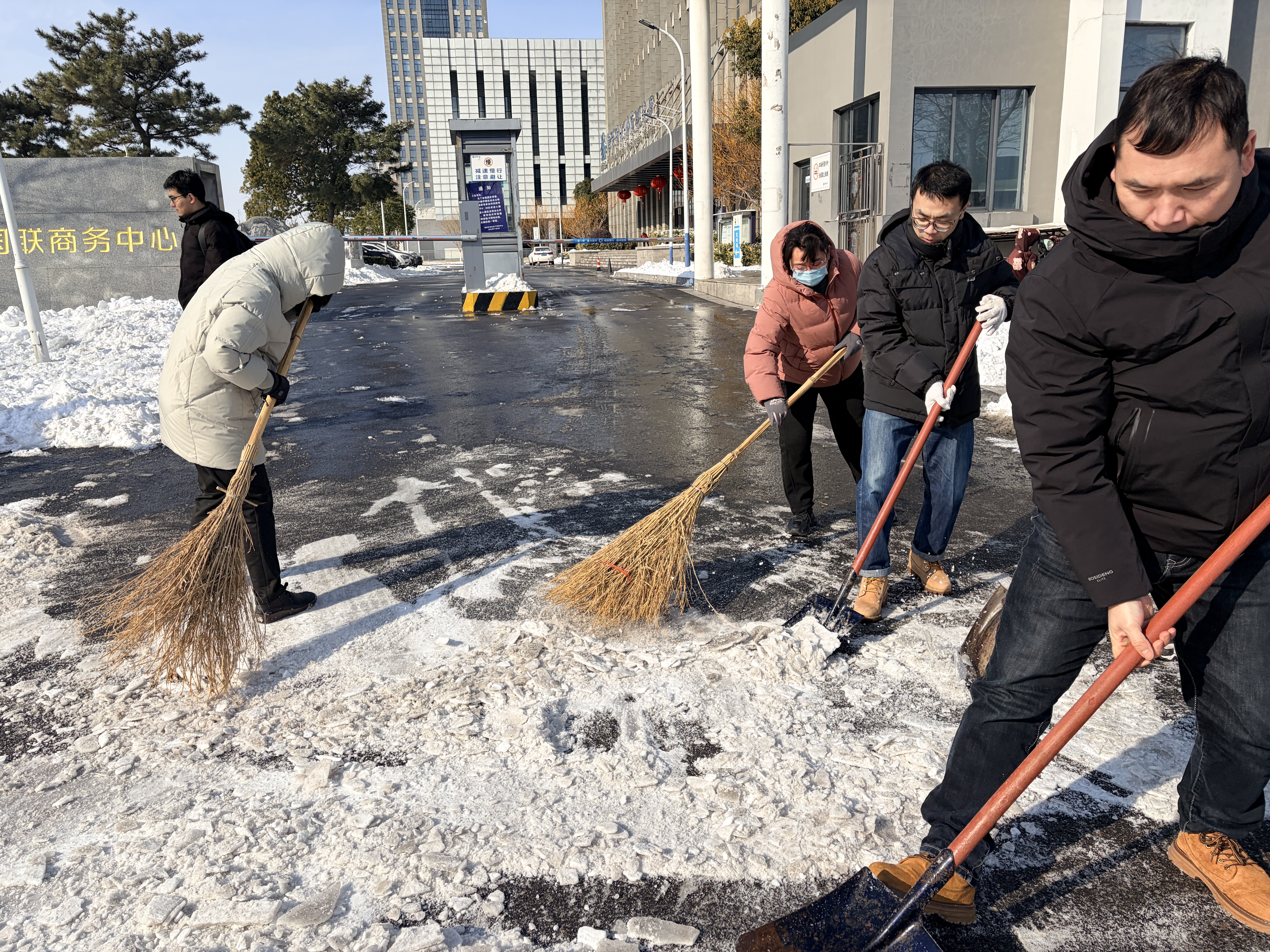 雪后清障保安全 人社部门在行动
