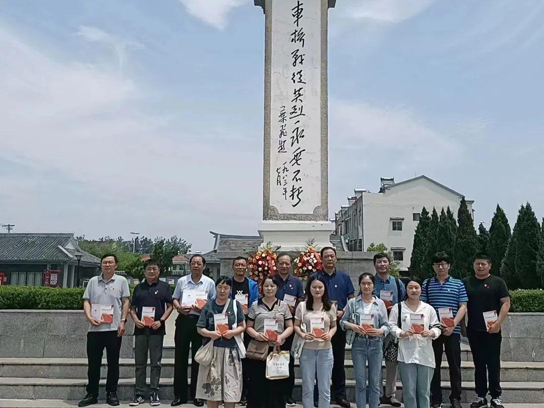 市就管中心开展“党建引领进基层，立足岗位担使命”主题党日活动1.jpg