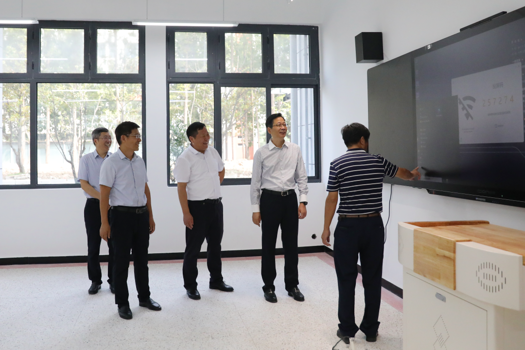 传承工匠精神 引领技能成才——市人社局领导班子赴淮安技师学院慰问调研6.png 传承工匠精神 引领技能成才——市人社局领导班子赴淮安技师学院慰问调研6.png