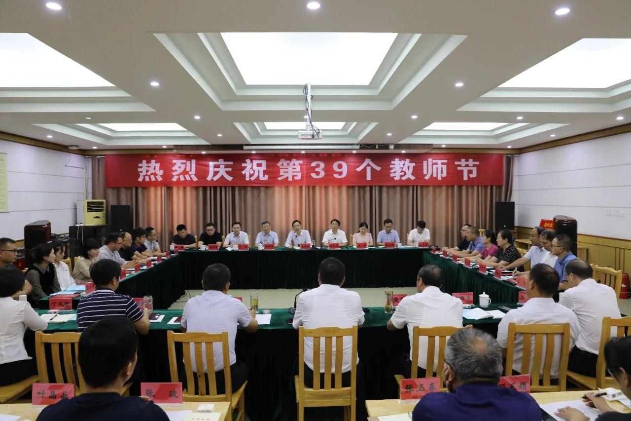 传承工匠精神 引领技能成才——市人社局领导班子赴淮安技师学院慰问调研1.jpg 传承工匠精神 引领技能成才——市人社局领导班子赴淮安技师学院慰问调研1.jpg