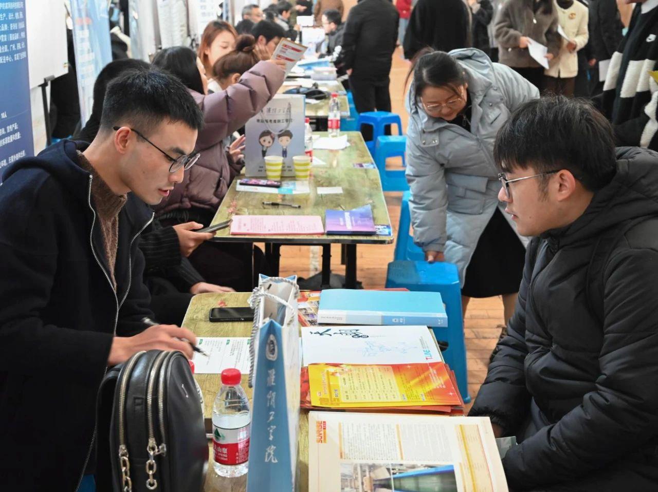 “就”在淮安 共创未来——江苏省2024届高校毕业生秋季校园招聘月淮安地区暨淮阴工学院专场招聘会成功举办2.jpg