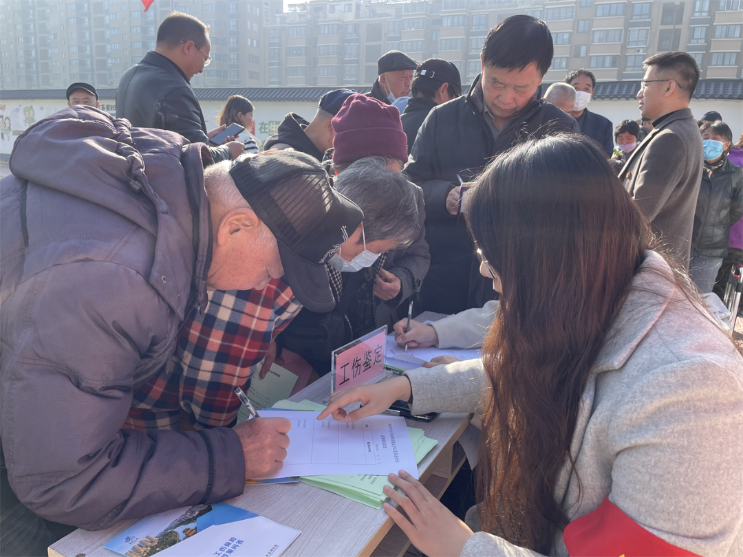 主题教育重行动 政策宣传进社区——市劳动能力鉴定服务中心开展党员志愿者进社区活动2.png