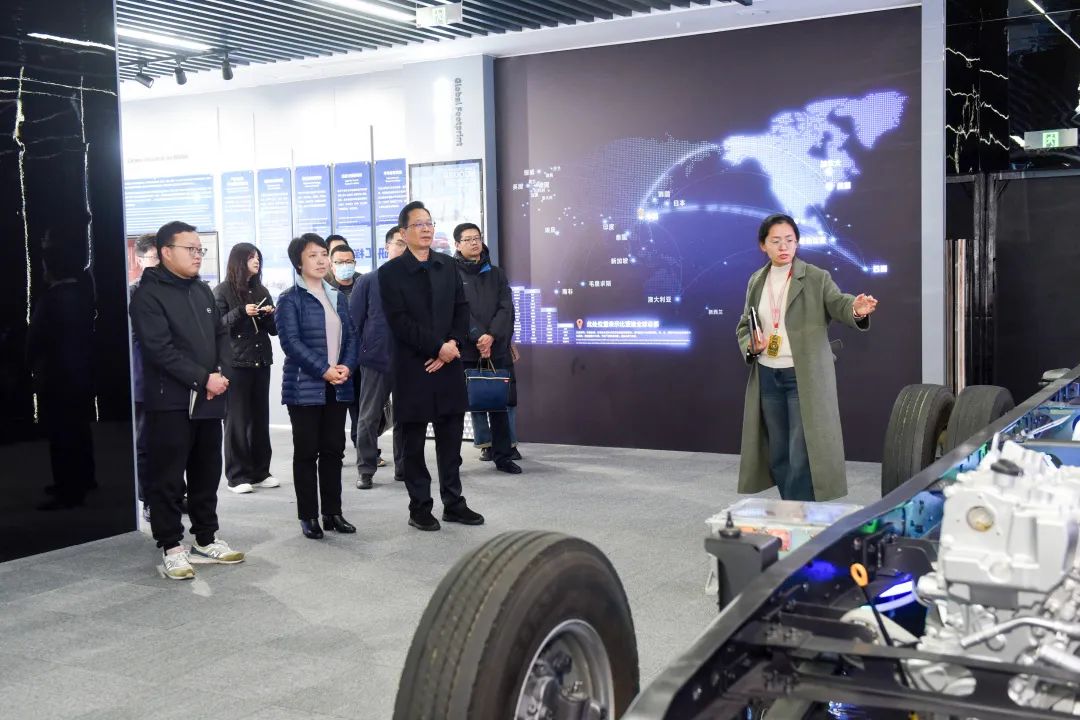 走访企业送服务 现场办公解难题1.jpg