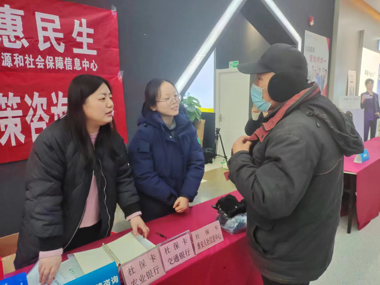 跨界融合新举措,移动营业厅变身招聘咨询服务站2.jpg 跨界融合新举措,移动营业厅变身招聘咨询服务站2.jpg